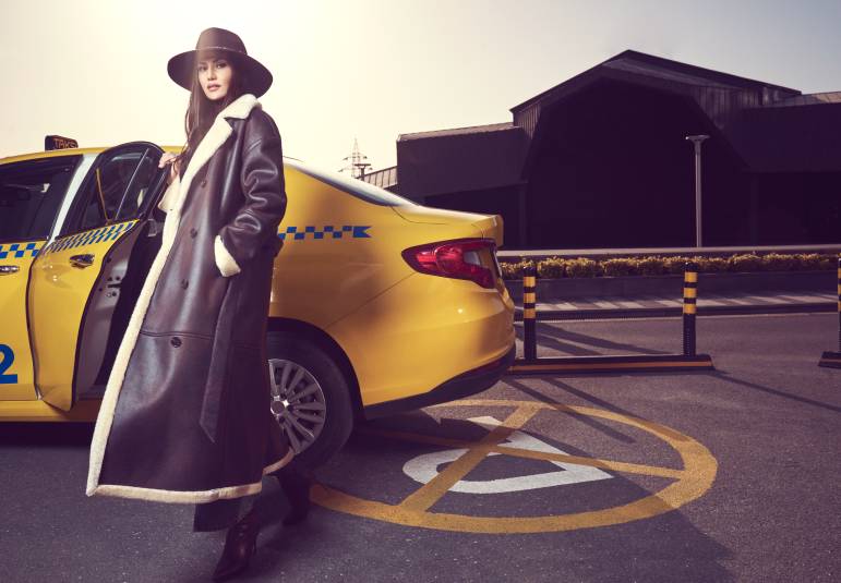 Fahriye Evcen Koton reklam yüzü oldu.